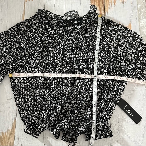 Lulus Pen Pal Black and White Floral Print Pleated Crop Top
Blouse Size Small - Picture 8 of 12
